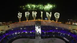 Kata 'SPRING' terbentuk dari kembang api saat upacara pembukaan Olimpiade Musim Dingin 2022 di Stadion Olimpiade, Beijing, China, Jumat (4/2/2022. (AP Photo/Jeff Roberson)