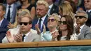 Pangeran William dan istinya Catherine, hadir saat Andy Murray mengalahkan Milos Raonic pada laga final tunggal putra Wimbledon Championships 2016 di The All England Lawn Tennis Club,  Wimbledon, London, (10/7/2016). (EPA/Pool/Andrew Couldrdge)