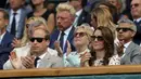 Pangeran William dan istinya Catherine, hadir saat Andy Murray mengalahkan Milos Raonic pada laga final tunggal putra Wimbledon Championships 2016 di The All England Lawn Tennis Club,  Wimbledon, London, (10/7/2016). (EPA/Pool/Andrew Couldrdge)