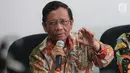 Anggota Dewan BPIP Mahfud MD memberikan keterangan kepada sejumlah media di Jakarta, Kamis (31/5). Mahfud menjelaskan ia dan jajarannya hanya mendapatkan gaji pokok Rp 5 juta. (Liputan6.com/Angga Yuniar)