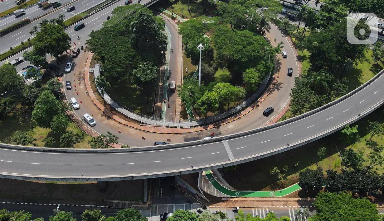 Foto udara suasana jalur sepeda Taman Semanggi, Jakarta, Rabu (12/10/2022). Gubernur DKI Jakarta Anies Baswedan menyatakan pembangunan fasilitas pejalan kaki dan jalur sepeda itu bertujuan untuk memberikan ruang interaksi dan oase baru bagi warga Ibu Kota dan sekitarnya. (Liputan6.com/Herman Zakharia)