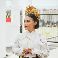 Ruth Sahanaya tampil di upacara penurunan bendera Merah Putih.[@rikkisi].