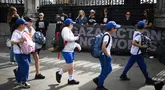 Anak-anak sekolah berjalan melewati aksi protes yang dilakukan oleh organisasi non-pemerintah Choose Love Europe di luar Gedung Parlemen di London, Inggris pada 29 Mei 2025. (Justin TALLIS/AFP)