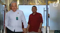 Kepala Pusat Penerangan Hukum (Kapuspenkum) Kejaksaan Agung (Kejagung) Harli Siregar (kiri) bersama Direktur Penyidikan Jaksa Agung Muda Bidang Tindak Pidana Khusus (Jampidsus) Abdul Qohar sesaat sebelum menyampaikan keterangan terkait penangkapan sekaligus penahanan tiga tersangka Hakim pada Pengadilan Negeri Surabaya di gedung Kejaksaan Agung, Jakarta, Rabu (23/10/2024) malam. (Liputan6.com/Angga Yuniar)