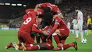 Pemain Liverpool, Sadio Mane bersama rekan setimnya merayakan gol ke gawang Spartak Moscow pada matchday terakhir Grup E Liga Champions di Stadion Anfield, Kamis (7/12). Liverpool menang 7-0 dan lolos ke babak 16 besar. (AP/Rui Vieira)