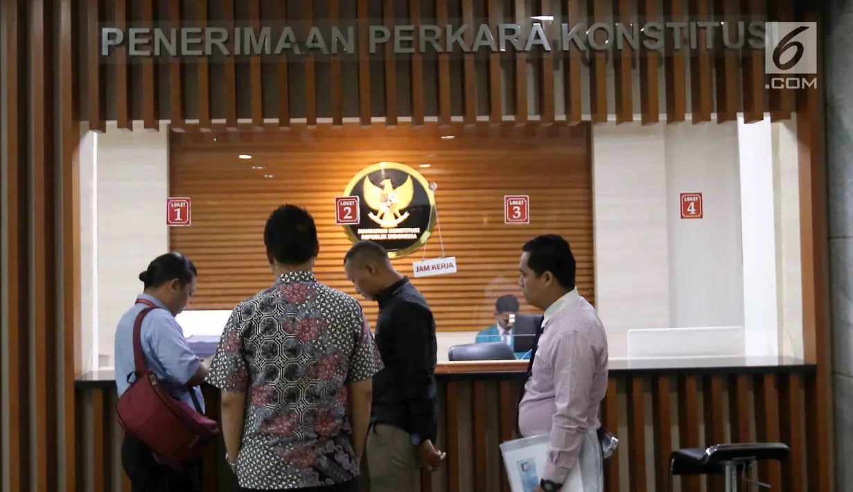 Pengemudi taksi online menyerahkan permohonan uji materi UU Lalu Lintas dan Angkutan Jalan ke Mahkamah Konstitusi (MK), Jakarta, Rabu (14/3). Mereka meminta MK mengkaji Pasal 106 Ayat (1) dan Pasal 283 UU No. 22 Tahun 2009. (Liputan6.com/Angga Yuniar)