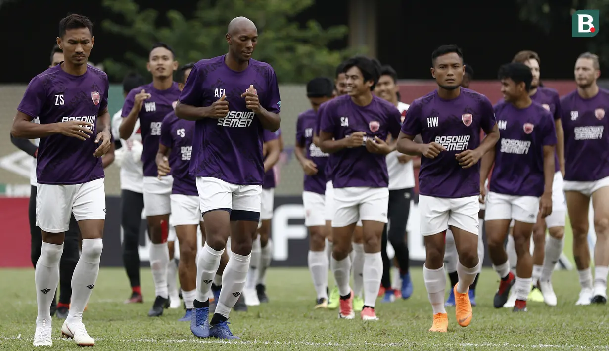 Pemain PSM Makassar, Alesandro Ferreira, bersama rekan-rekannya melakukan pemanasan saat latihan di Stadion PTIK, Jakarta, Minggu (2/12). Latihan ini persiapan jelang laga Liga 1 melawan Bhayangkara FC. (Bola.com/Yoppy Renato)