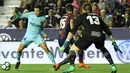 Pemain Barcelona, Philippe Coutinho dan pemain Levante Sergio Postigo berebut bola pada jornada ke-37 La Liga di Estadio Ciudad de Valencia, Senin (14/5). Barcelona gagal menjaga rekor tak terkalahkan musim ini pada ajang La Liga Spanyol (AFP/JOSE JORDAN)