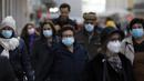Orang-orang yang memakai masker untuk mengekang penyebaran COVID-19 berjalan di pusat Kota Lisbon, Portugal, 29 November 2021. Otoritas kesehatan Portugal mengidentifikasi 13 kasus COVID-19 varian Omicron. (AP Photo/Ana Brigida)