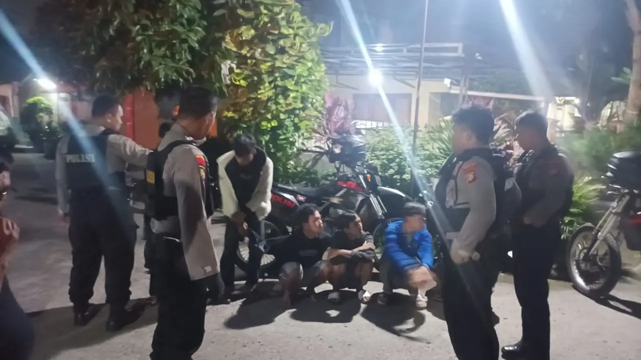 Tim Perintis Presisi Polres Metro Depok mengamankan sejumlah remaja diduga akan melakukan tawuran di wilayah Kecamatan Pancoran Mas, Kota Depok