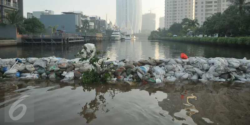 20160604-Akibat Tanggul Jebol Perumahan Pantai Mutiara Terendam Banjir