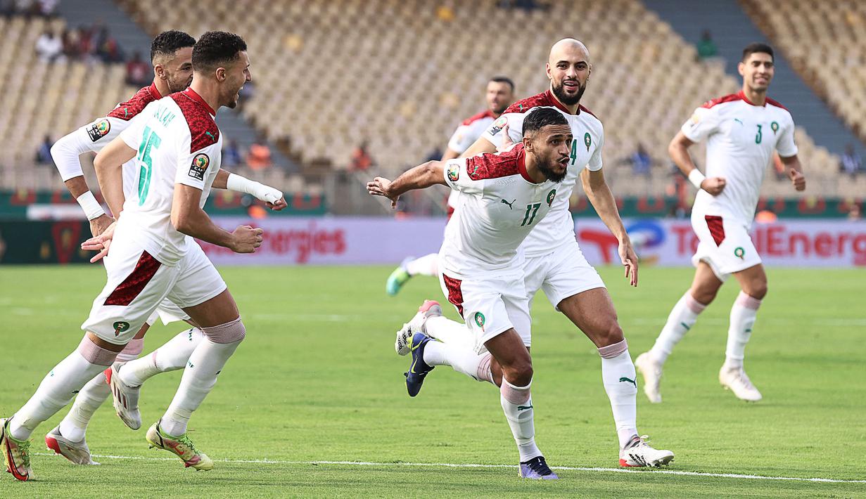 Maroko bahkan mampu unggul terlebih dahulu saat laga baru berjalan enam menit. Sofiane Boufal (tengah) yang ditunjuk sebagai algojo penalti sukses melesatkan bola ke gawang Abou Gabal. Maroko berhasil unggul 1-0 dan bertahan hingga turun minum. (AFP/Kenzo Tribouillard)