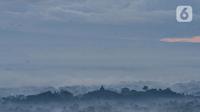 Pemandangan Candi Borobudur saat matahari terbit atau sunrise di Punthuk Setumbu, Karangrejo, Magelang, Jawa Tengah, Senin (16/5/2022). Punthuk Setumbu menjadi destinasi favorit di Jawa Tengah, terlebih saat libur Waisak yang terkenal dengan keindahan alam Candi Borobudur dan sekitarnya saat matahari terbit. (merdeka.com/Iqbal S. Nugroho)