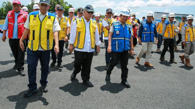 Menteri Basuki Hadimuljono saat meninjau Jalan Tol Cisumdawu, Sabtu (15/4/2023) (Biro Komunikasi Publik Kementerian PUPR)