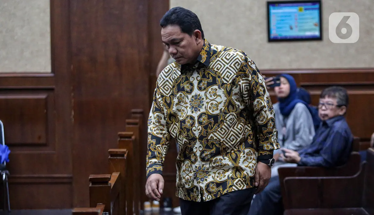 Terdakwa kasus korupsi pengadaan infrastruktur BTS 4G BAKTI KominfoÂ Achsanul Qosasi berjalan keluar ruangan usai menjalani sidang pembacaan tuntutan di Pengadilan Tipikor, Jakarta, Selasa (21/5/2024). (Liputan6.com/Angga Yuniar)