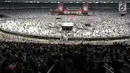 Ribuan pendukung memadati kampanye akbar capres dan cawapres Joko Widodo (Jokowi)-Ma'ruf Amin di Stadion Utama GBK, Senayan, Jakarta, Sabtu (13/15). Kampanye yang diisi dengan konser musik dari ratusan selebritas bertajuk Konser Putih Bersatu. (Liputan6.com/Herman Zakharia)