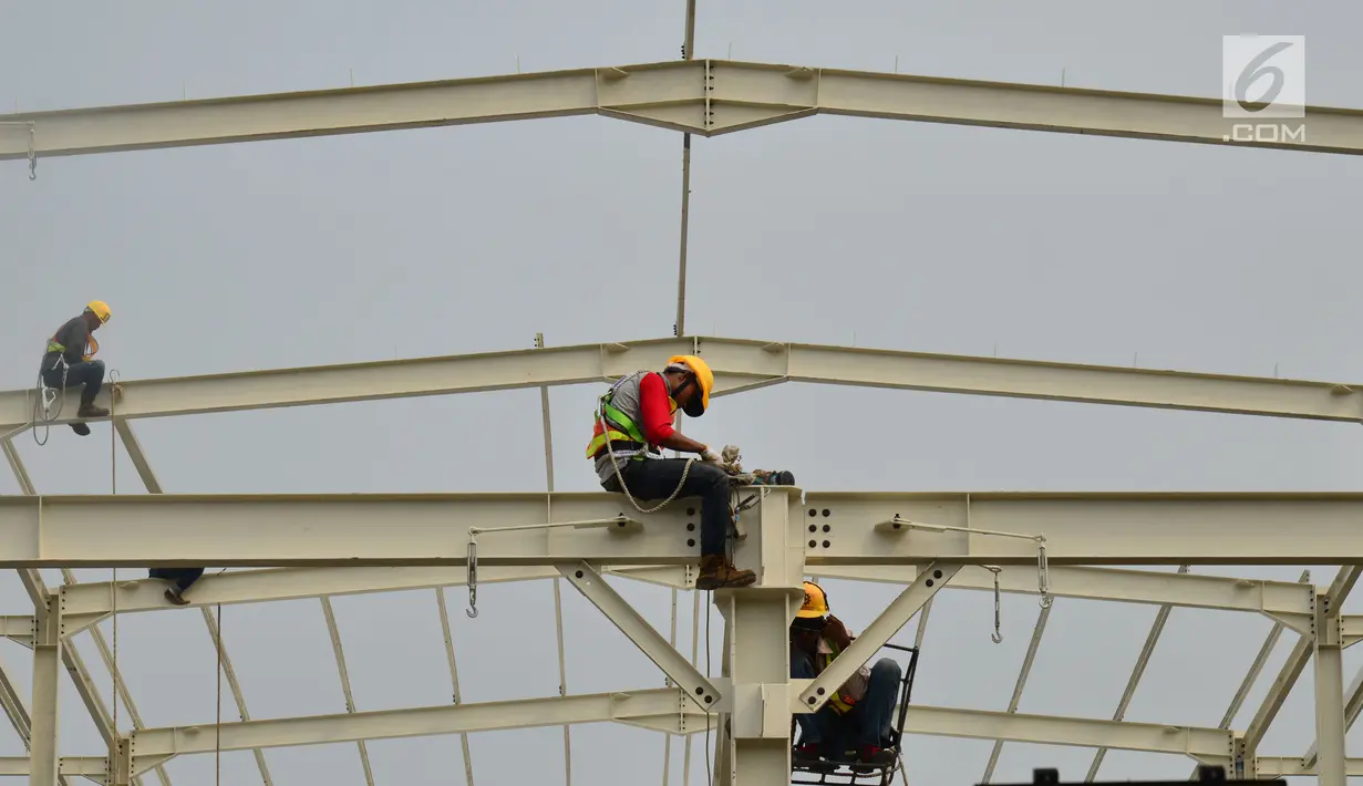 Pekerja menyelesaikan "Skybridge" di Tanah Abang, Jakarta, Selasa (28/8). Pembangunan jembatan yang menghubungkan Stasiun Tanah Abang-Pasar Blok G Tanah Abang itu ditargetkan Oktober 2018. (Liputan6.com/Herman Zakharia)