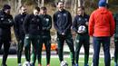 Pemain AC Milan, Zlatan Ibrahimovic, menendang bola saat melakukan latihan bersama klub Swedia Hammarby di Stockholm, Swedia, Senin (13/4/2020). Ibrahimovic yang sedang berada di kampung halaman menyempatkan diri berlatih sepak bola meski di tengah wabah virus corona. (AP/Henrik Montgomery)