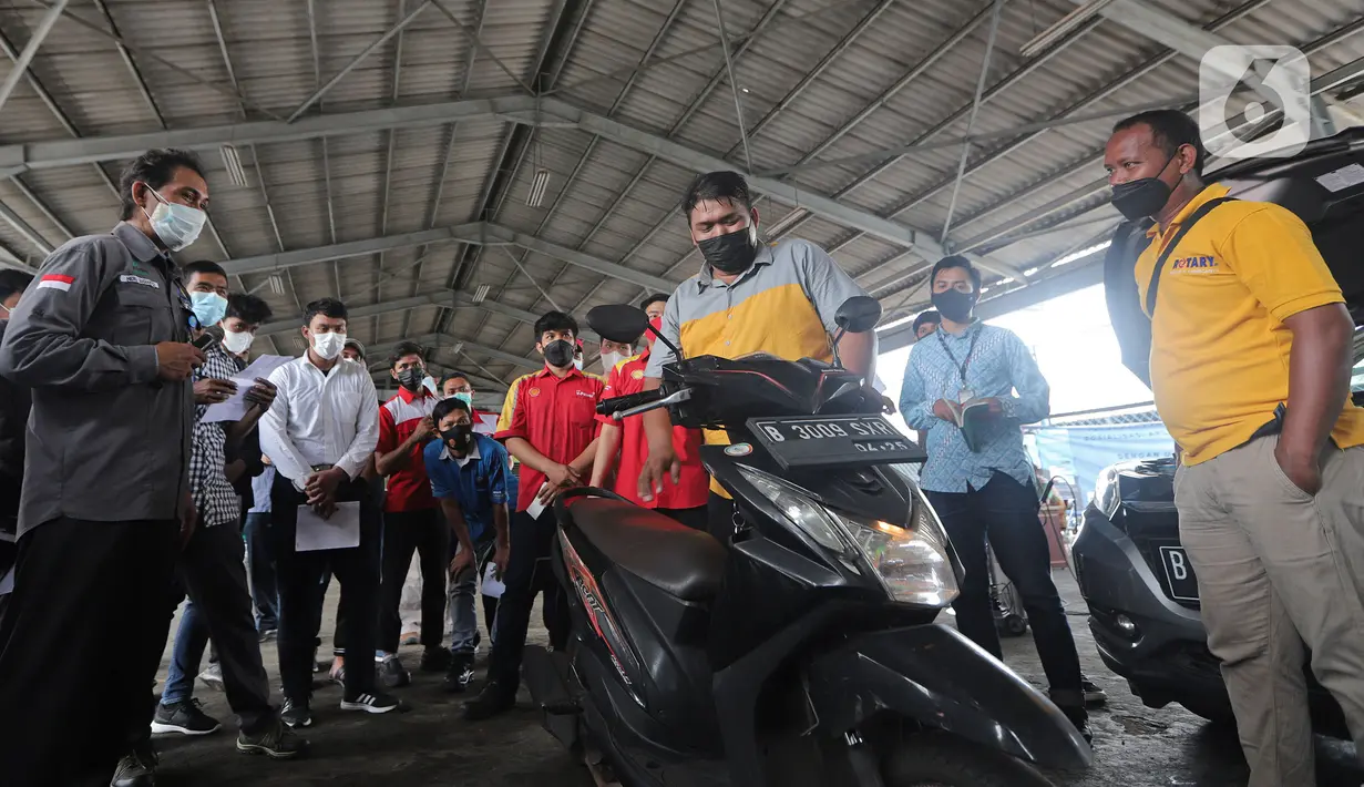 Sejumlah teknisi bengkel mengikuti pelatihan uji emisi di Dinas Lingkungan Hidup DKI Jakarta, Kamis (18/11/2021). Dinas Lingkungan Hidup (LH) DKI Jakarta menargetkan sebanyak 550 teknisi dilatih uji emisi kendaraan, baik mobil dan maupun sepeda motor tahun ini. (Liputan6.com/Herman Zakharia)