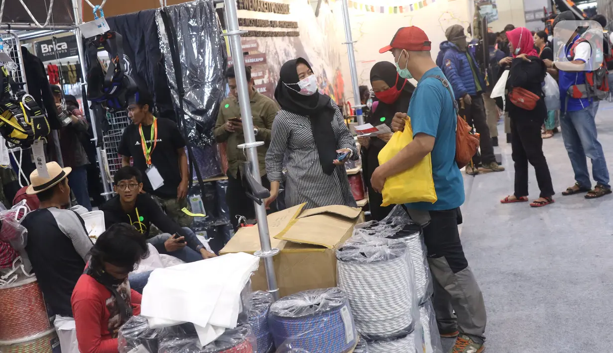 Pengunjung memadati salah satu stand produk kegiatan luar ruang pada Indonesia Outdoor Festival (Indofest) 2020 di JCC Senayan, Kamis (12/3/2020). Pameran hingga 15 Maret 2020 itu menampilkan berbagai macam produk kegiatan luar ruang dengan berbagai merek dengan diskon. (Liputan6.com/Angga Yuniar)