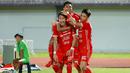 Pemain Persija Jakarta merayakan gol yang dicetak Hansamu Yama ke gawang Dewa United pada laga BRI Liga 1 di Stadion Indomilk Arena, Tangerang, Senin (10/4/2023). Persija menang dengan skor 1-0. (Bola.com/M Iqbal Ichsan)