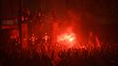 Fans Liverpool merayakan gelar juara Premier League di area Standion Anfield usai pertandingan Liverpool melawan Chelsea, Kamis (23/7/2020) dini hari WIB. Fans Liverpool tetap berdatangan ke area Stadion Anfield meski ada permintaan untuk merayakan di rumah. (AFP/Oli Scarff)