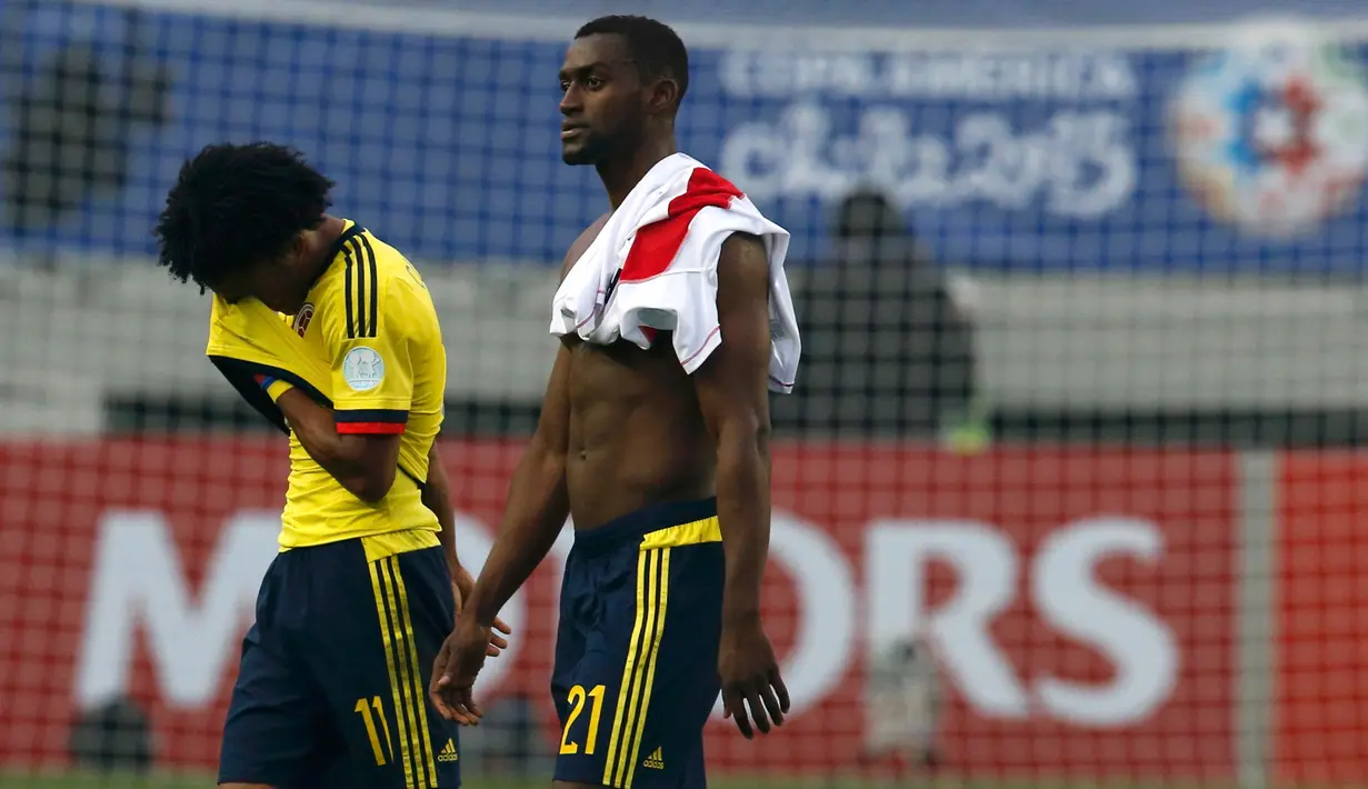 Gelandang Kolombia, Juan Cuadrado (kiri) bersama Jackson Martinez tertunduk lesu usai bertanding di Copa America 2015 di Stadion Municipal Bicentenario, Chili, (22/6/2015). Peru lolos ke perempat final Copa America 2015. (REUTERS/Henry Romero)