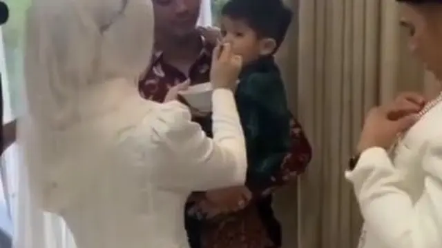 Potret Hersa Rahayu Julianti menyuapi Baihaqqi Syaki Ramadhan (Sumber: Instagram/salsak2rldemakjateng)