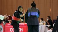 Atlet pencak silat putri Indonesia, Safira Dwi Meilani (kiri) menghadapi wakil Vietnam,&nbsp;Nguyen Huang Hong An pada nomor tanding putri kelas B Pencak Silat SEA Games 2023 di Chroy Changvar International Convention and Exhibition Center, Phnom Penh, Kamboja, Rabu (10/05/2023). (Bola.com/Abdul Aziz)