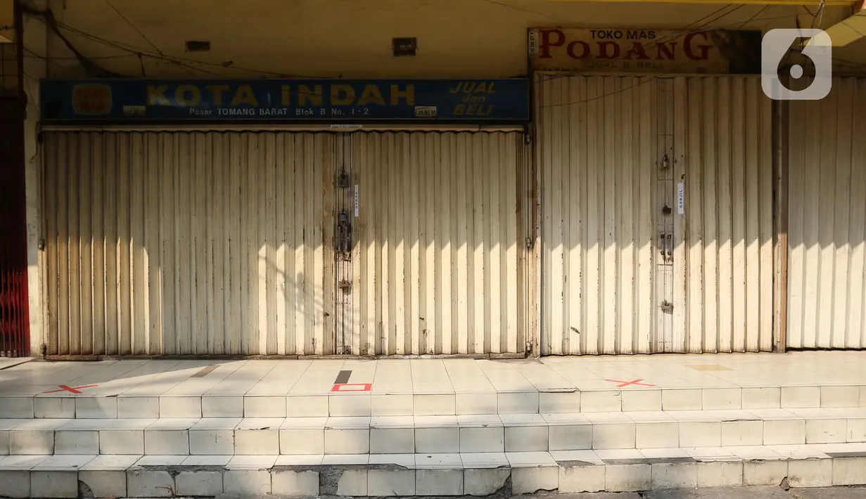 Kios-kios yang tutup sementara di Pasar Tomang Barat, Jakarta, Senin (29/06/2020). Pasar Tomang Barat atau yang lebih dikenal dengan sebutan Pasar Kopro itu ditutup mulai 29 Juni hingga 1 Juli setelah ada pedagang yang dinyatakan positif Covid-19 dari hasil tes usap. (Liputan6.com/Herman Zakharia)
