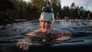 Seorang pria berpartisipasi dalam Kejuaraan Berenang Musim Dingin Swedia di Hellasgarden, Stockholm pada 5 Februari 2022. Kejuaraan renang tersebut digelar dengan suhu air tidak lebih dari 1,9 derajat celsius. (Jonathan NACKSTRAND / AFP)