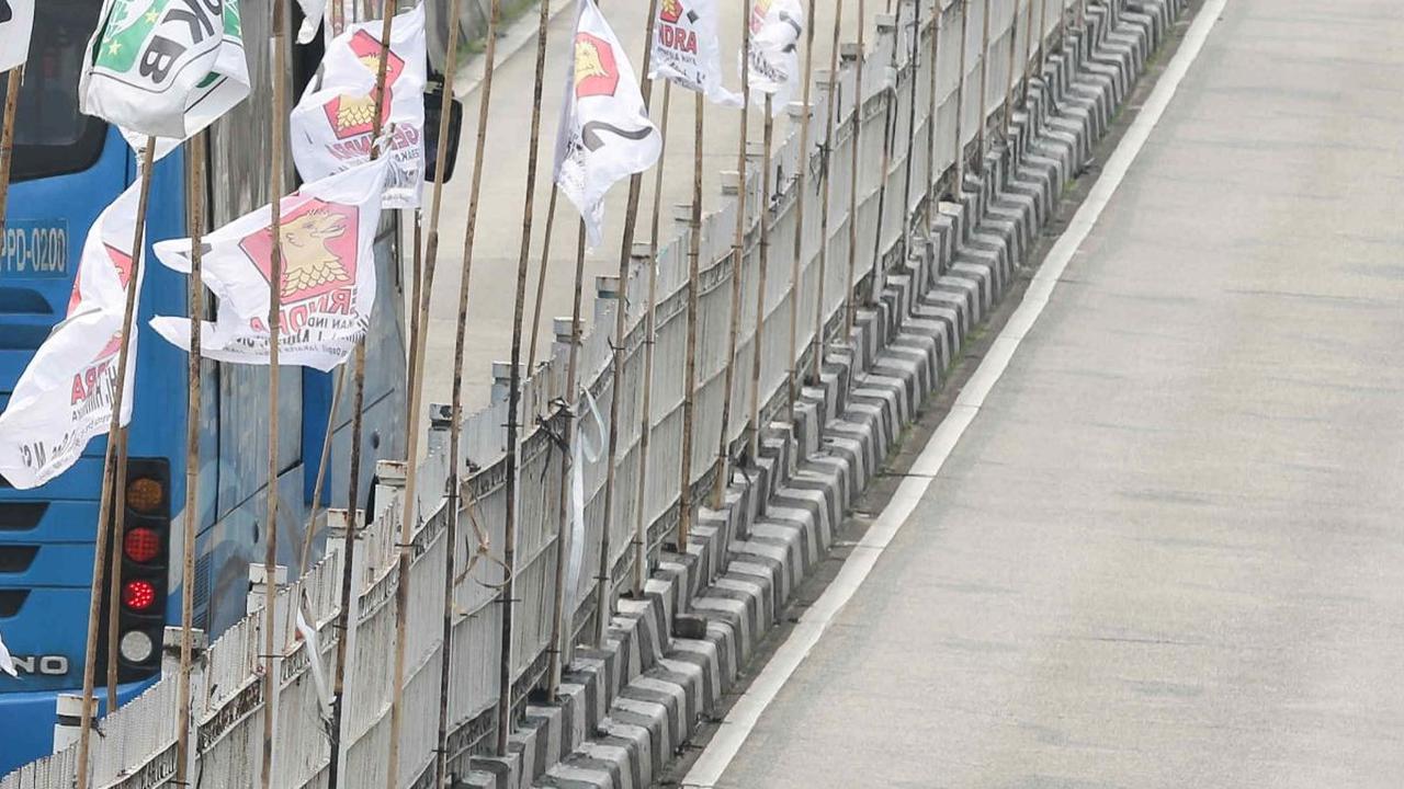 Yang membahayakan adalah apabila atribut tersebut tiba-tiba terjatuh tertiup angin hingga menimpa pengguna jalan.