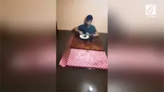 Remaja bernama Geremy Almoite sangat menikmati sarapannya, sampai-sampai ia tak peduli jika air merendam rumahnya. Alhasil, remaja tersebut sarapan apung di tengah banjir.