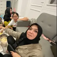 Tidak hanya anak hingga cucunya, Cipung yang kerap  menarik  perhatian, Rieta Amalia juga kerap menarik perhatian warganet. Seperti diketahui, Ibunda Nagita Slavina itu dikenal pengusaha tajir. [Youtube/Mama Rieta]