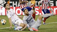 Kiper Atletico Madrid, Jan Oblak berusaha menghalau bola tendangan pemain Real Madrid, Marcos Llorente selama laga International Champions Cup 2019 di Arena Stadium Metlife, New Jersey (27/7/2019). Atletico menang telak 7-3 atas Real Madrid. (AP Photo/Frank Franklin II)