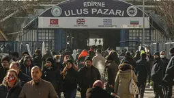 Turis Bulgaria berbelanja di bazaar di Edirne, dekat perbatasan Bulgaria, di Turki, pada 24 Desember 2021. Warga Bulgaria melintasi perbatasan barat Turki dengan mobil dan bus yang penuh sesak, memanfaatkan penurunan lira Turki untuk membeli barang kebutuhan sehari-hari. (AP Photo/Emrah Gurel)
