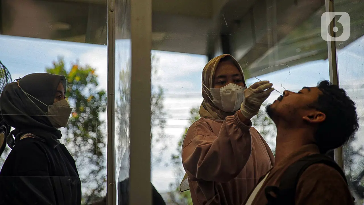 FOTO: Stasiun Pasar Senen Sediakan Tes PCR Untuk Calon Penumpang KA Jarak Jauh