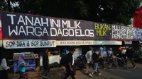 Spanduk hitam terbentang di Terminal Dago, Kota Bandung, menegaskan perlawanan warga Dago Elos atas ancaman penggusuran, (7/5/2024). (Dikdik Ripaldi/Liputan6.com)