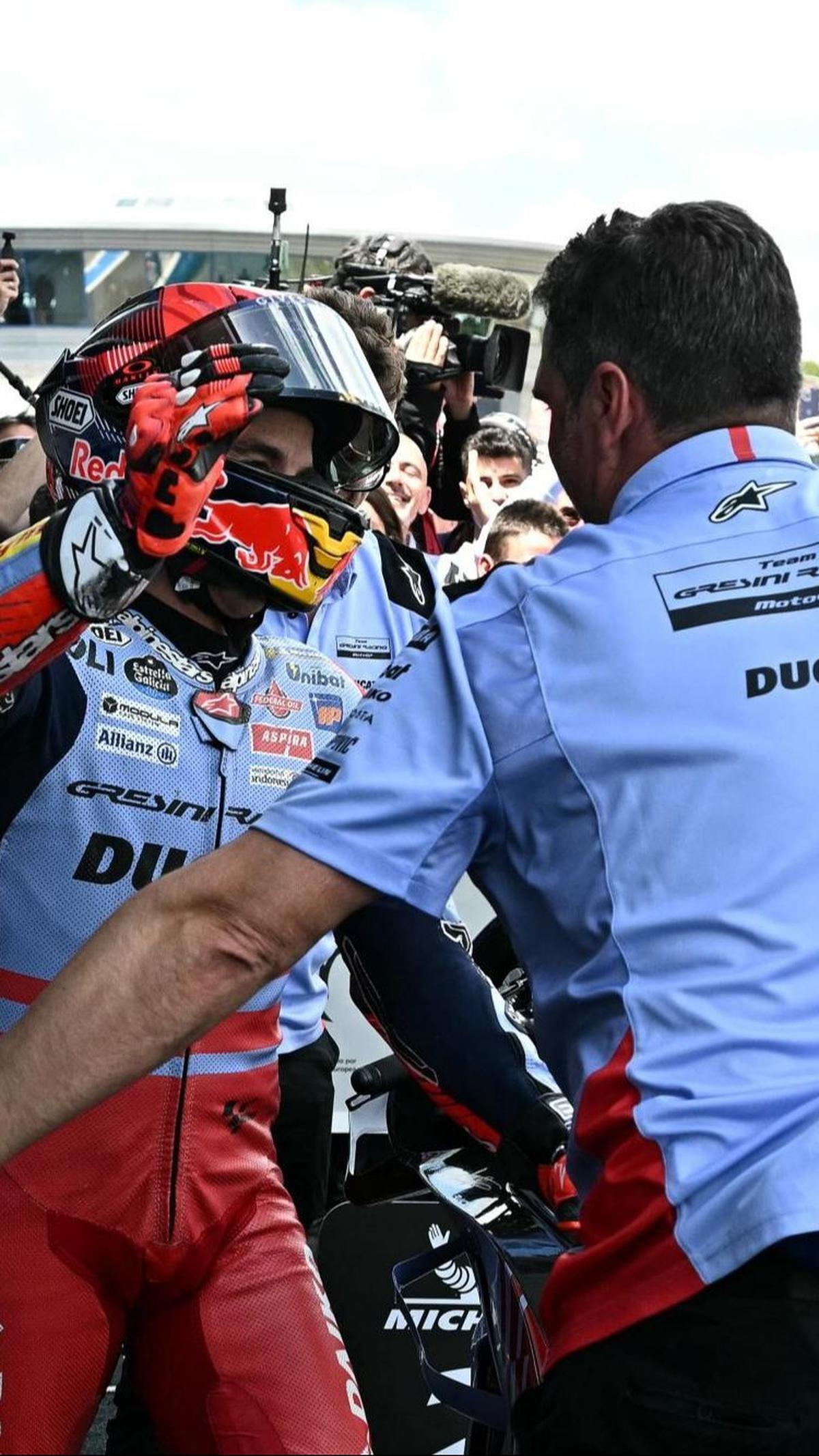 Di lap 21, duel antara Pecco Bagnaia dan Marc Marquez kembali sengit. Foto: JAVIER SORIANO / AFP
