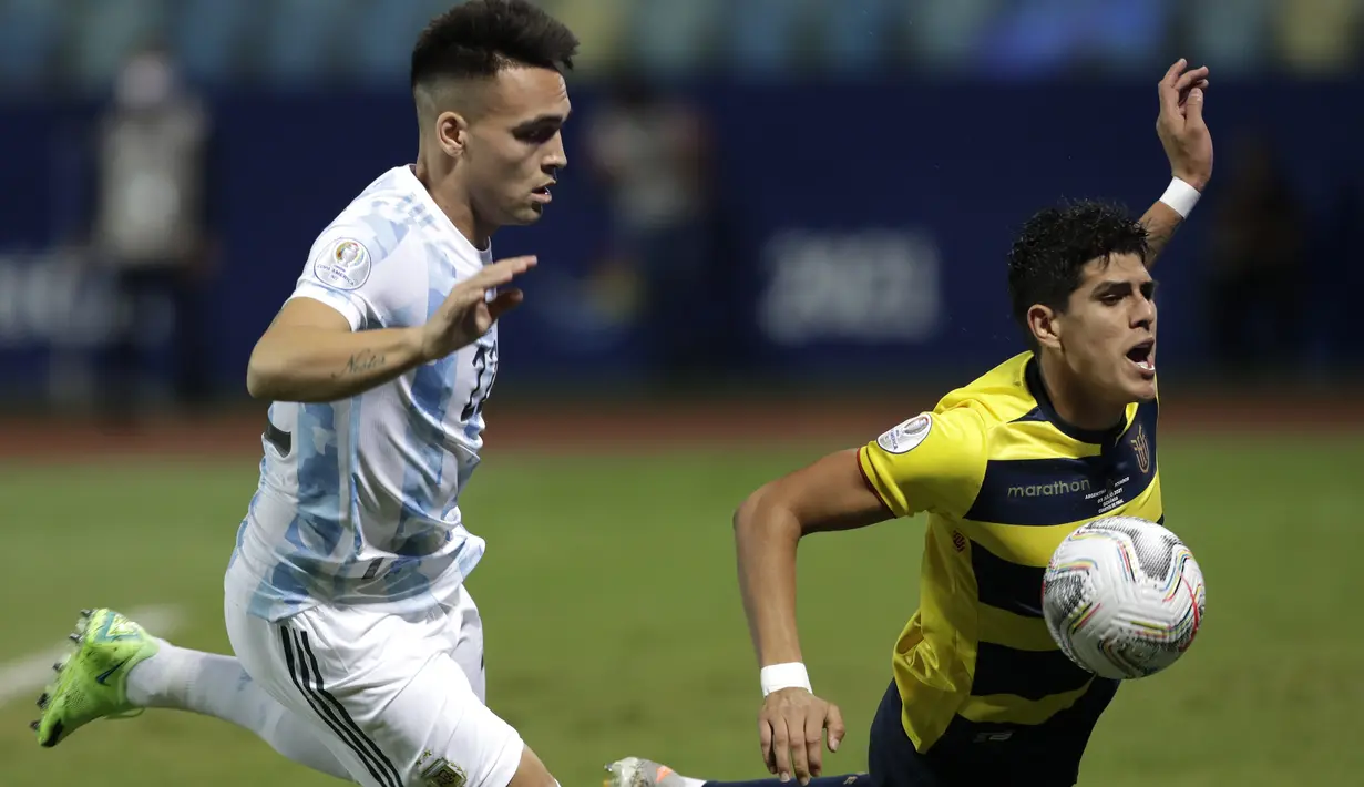 Penyerang timnas Argentina, Lautaro Martinez dan bek Ekuador, Piero Hincapie berebut bola pada perempat final Copa America 2021 di Stadion Olimpico Pedro Ludovico, Brasil, Minggu (4/7/2021) pagi WIB. Argentina sukses mengalahkan Ekuador dengan skor 3-0. (AP Photo/Eraldo Peres)