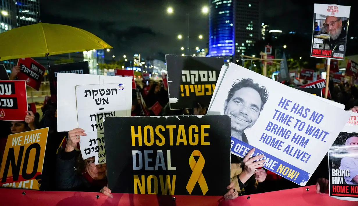 Israel mengatakan Hamas masih menahan lebih dari 100 orang yang mereka tangkap dalam serangan 7 Oktober yang memicu perang dengan Israel saat ini. (AP Photo/Ariel Schalit)