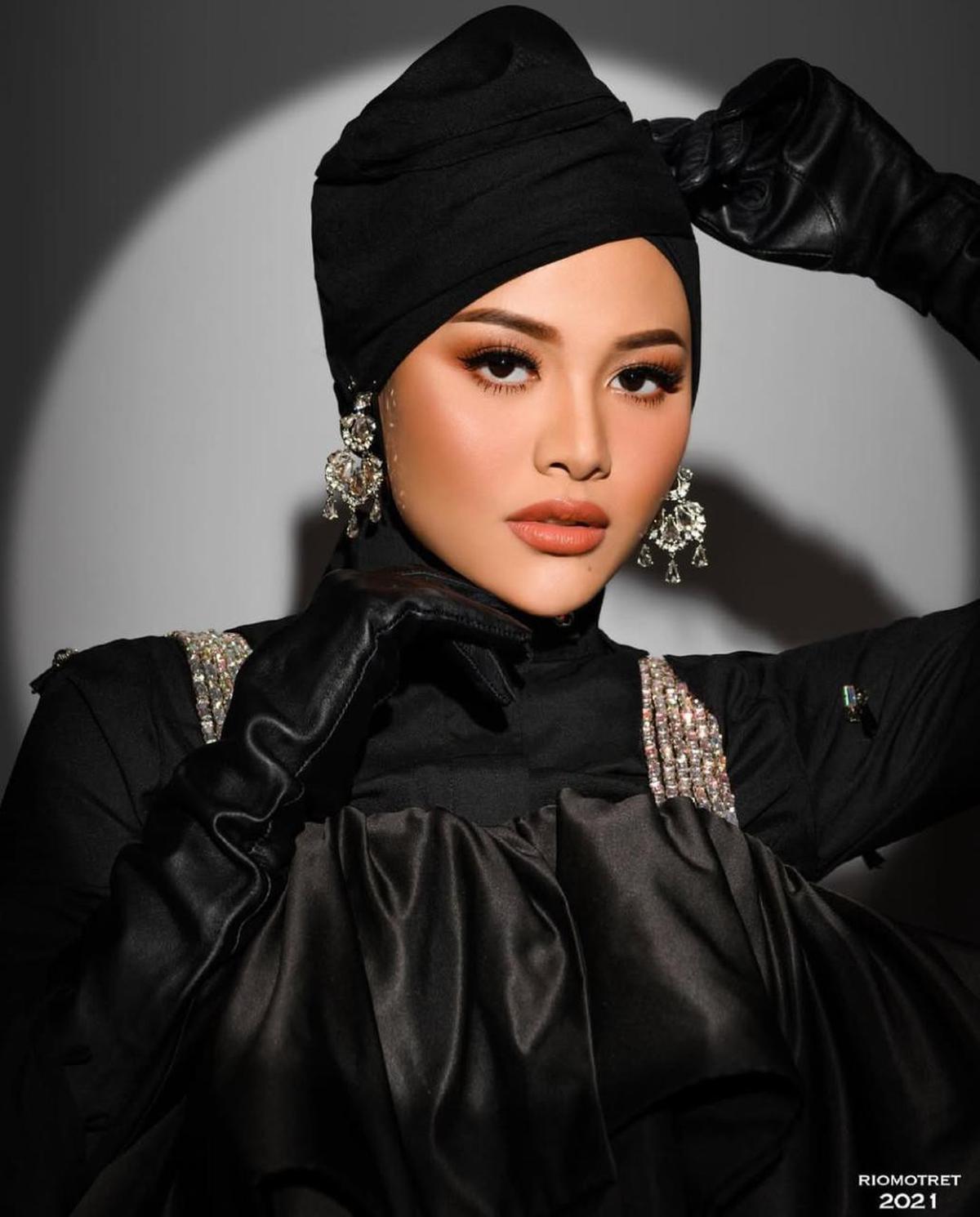 Model Hijab Aurel Hermansyah yang Bikin Penampilan Lebaran 2025 Makin Elegan