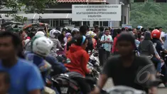 Ratusan warga berbondong-bondong memadati Dermaga Wijayapura, Cilacap, Jawa Tengah, Kamis (5/3/2015). Mayoritas mereka merasa penasaran dan ingin menyaksikan suasana di dermaga penyeberangan itu. (Liputan6.com/Johan Tallo)