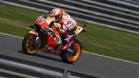 Pebalap tim MotoGP Repsol Honda Marc Marquez saat mengikuti kualifikasi MotoGP Thailand 2018 di Sirkuit Internasional Buriram (6/10). Andrea Dovizio dari tim ducati berada di posisi ketiga dengan catatan waktu 1.30.227. (AFP Photo/Lillian Suwanrmpha)