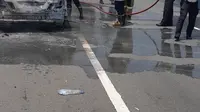 Mobil Camry Terbakar di Tol Layang MBZ