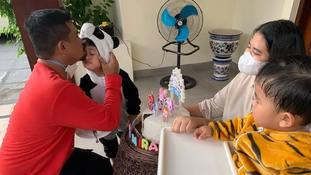 [Fimela] Ultah Anak Kahiyang Ayu dan Bobby Nasution