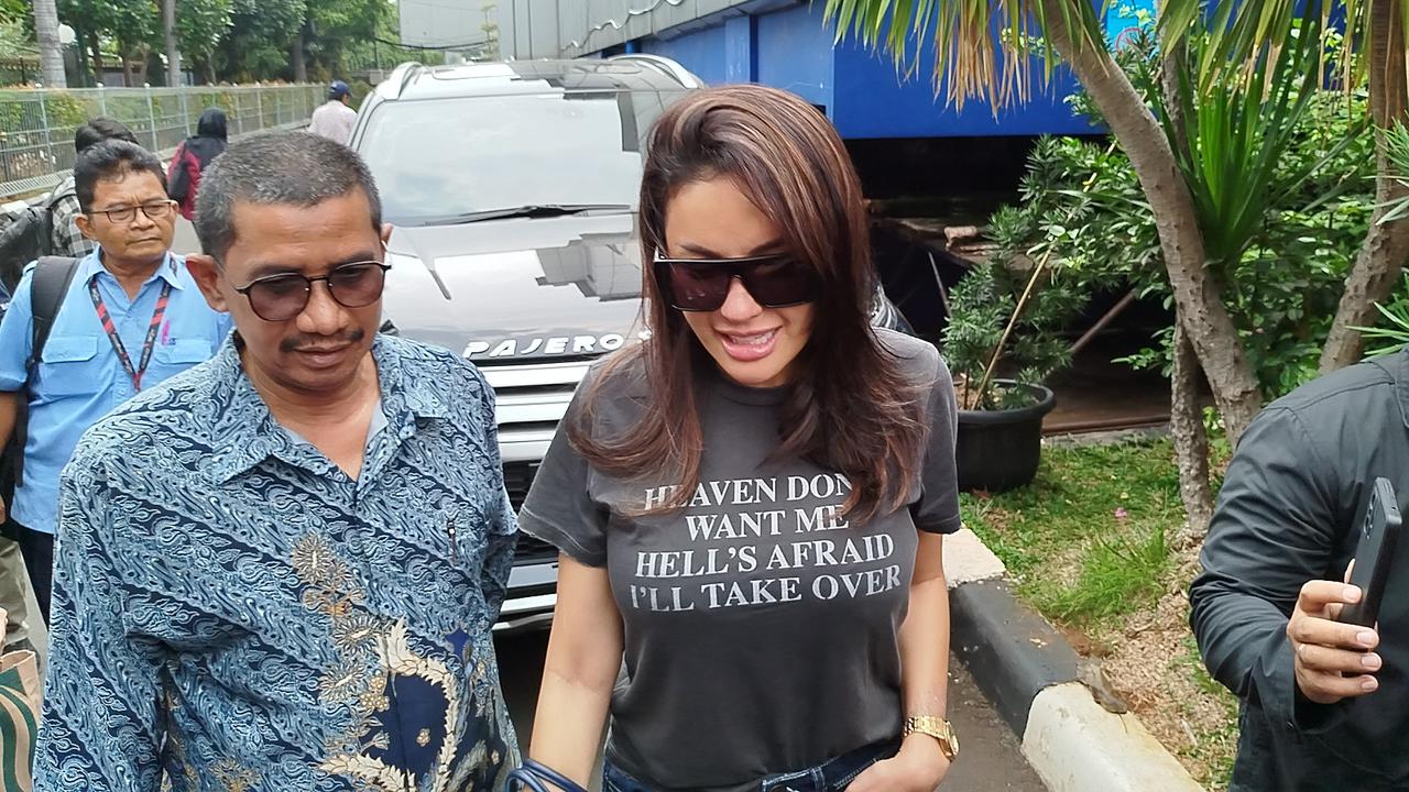 Bawa Range Rover Hitam, Nikita Mirzani Datangi Polda Metro Laporkan Pengacara RN