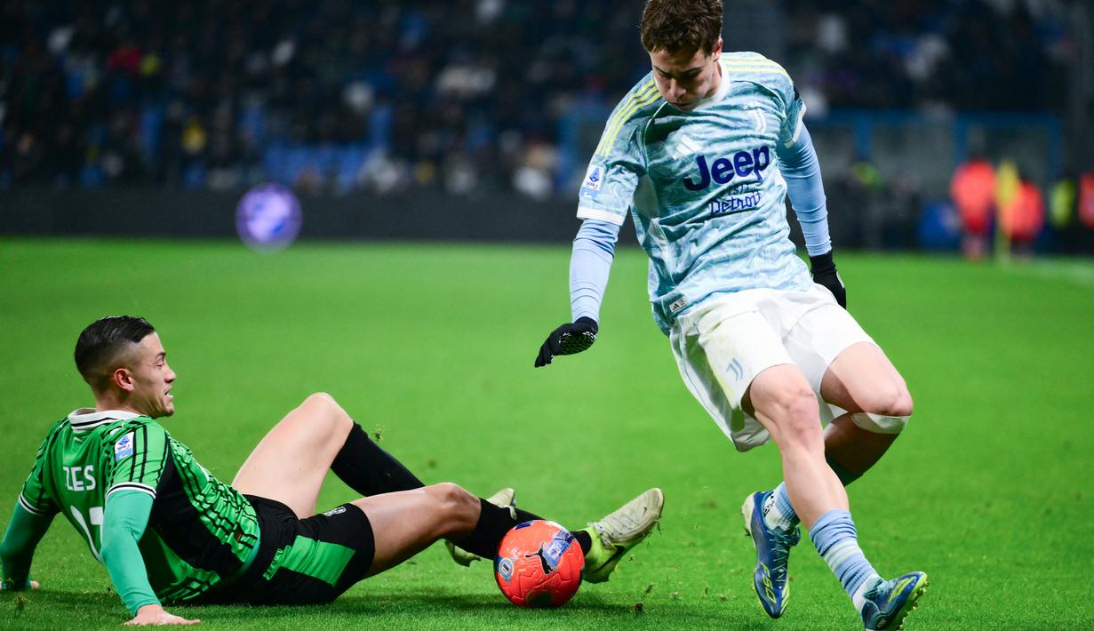 Jay Idzes yang mengawal lini pertahanan Neroverdi tak mampu berbuat banyak saat digempur lini serang Juventus. (AFP/Marco Bertorello)