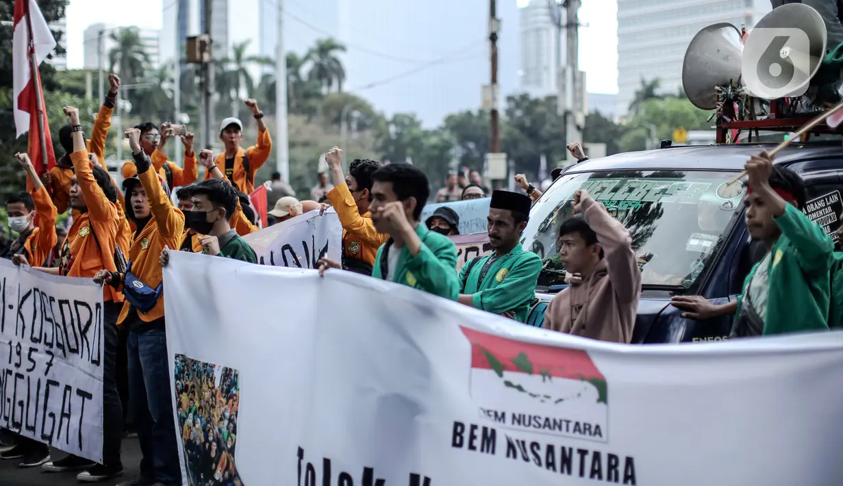 Massa yang tergabung dalam BEM Nusantara menggelar aksi di kawasan Patung Kuda, Jakarta, Kamis (1/9/2022). Dalam aksinya mereka menolak naiknya harga BBM yang dinilai merugikan rakyat kecil. (Liputan6.com/Faizal Fanani)