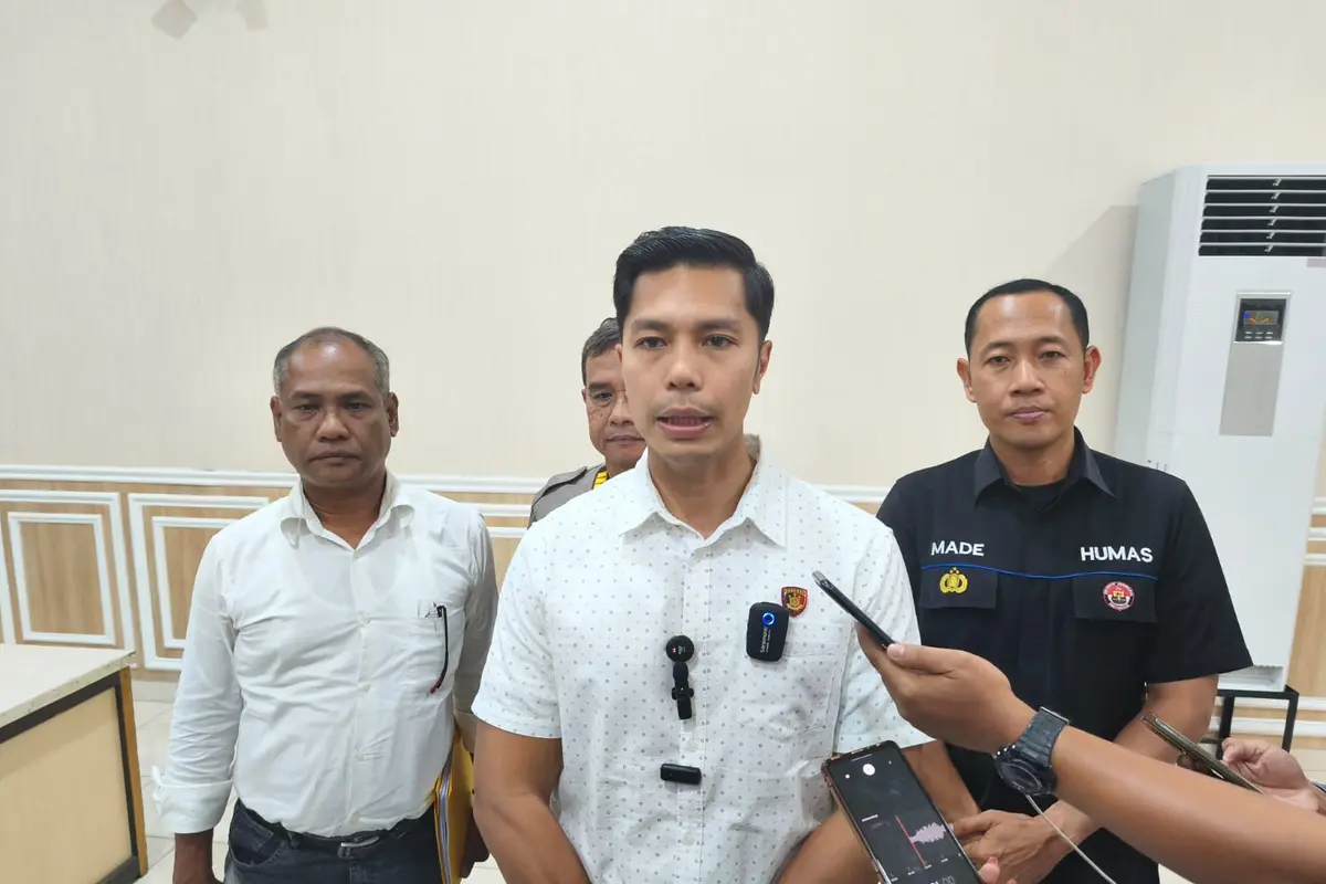 Kasat Reskrim Polres Metro Depok, Kompol Made Gede Oka Utama saat menjelaskan terkait penembakan yang dilakukan anggota kepolisian terhadap remaja melakukan tawuran.